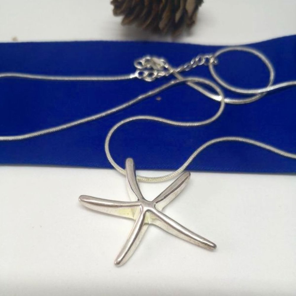 NEW SILVER NECKLACE. STARFISH. GIFT